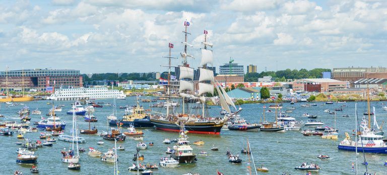 berenboot restaurant en erasmusbrug rotterdam